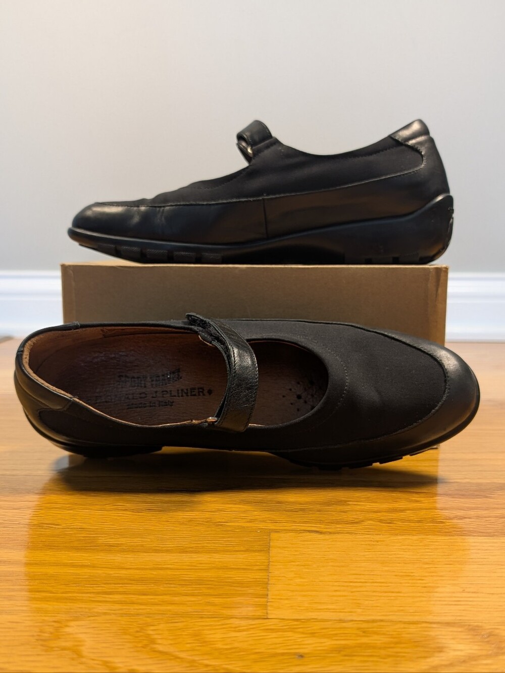Donald J. Pliner Black Swish Flats Sz 7.5